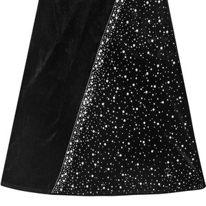 Vue détaillée du tissu en velours noir avec perles délicates et strass brillants décorés