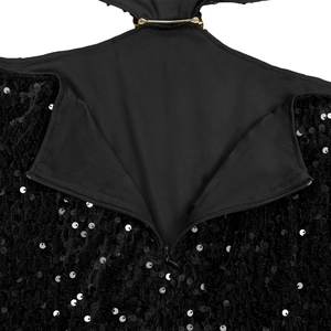 Détail de robe à paillettes noires avec fermeture éclair invisible et garniture dorée