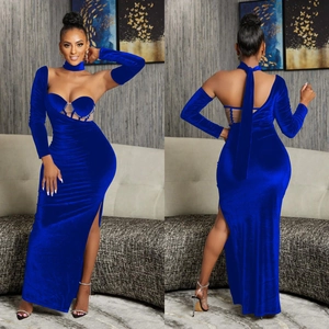Détails de la robe en velours bleu roi avec coupe asymétrique et fente latérale haute