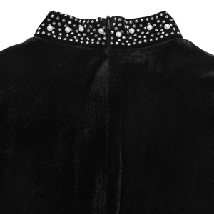 Dettaglio del colletto in velluto con eleganti perline e strass sul retro con zip