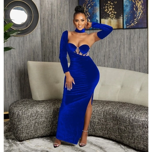Robe de soirée élégante en velours bleu roi avec col montant, découpe et fente latérale