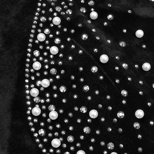 Gros plan sur robe en velours noir élégante avec perles et strass luxueux étincelants