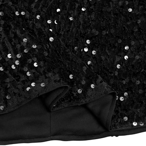 Détail de tissu en velours noir avec des paillettes brillantes et une doublure lisse