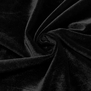 Détail du tissu en velours noir montrant des plis en spirale élégants et une texture riche