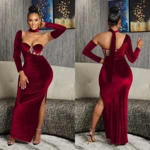Détail de robe en velours rouge avec fente haute, manches assorties et tour de cou