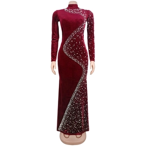 Détails de la robe en velours bordeaux avec motifs de perles et strass en forme d'ondes