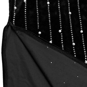 Dettaglio dell'abito in velluto con strass scintillanti ed eleganti accenti di perle finte
