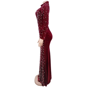 Détail de la robe de soirée en velours rouge foncé avec perles brodées et manches longues