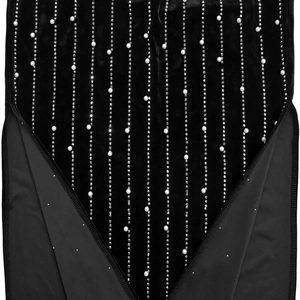 Dettaglio di elegante abito in velluto nero con strass verticali e perline bianche
