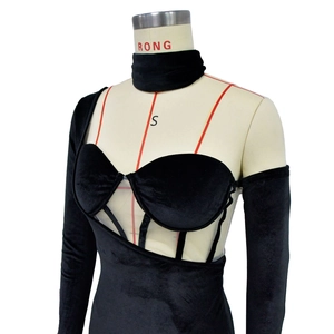 Détail de la robe bustier en velours noir avec manche asymétrique et tour de cou assorti