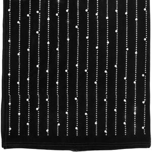 Dettaglio in elegante velluto nero con strass argentati e ricami di perle bianche