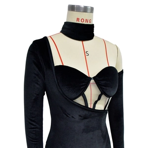 Détail d'une robe en velours noir avec découpe et tour de cou assorti en velours