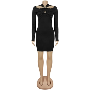Détail de mini robe noire avec décolleté ajouré et anneau métallique doré élégant