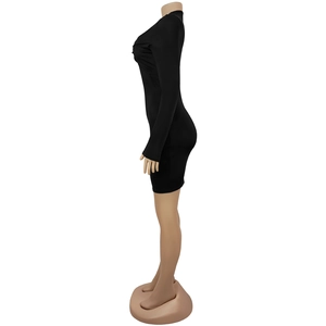 Vue latérale détaillée d'une robe mini moulante noire à manches longues et épaules nues
