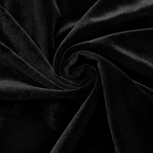 Dettaglio di tessuto in velluto nero premium con eleganti pieghe a spirale e lucentezza