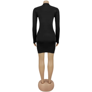 Vue arrière d'une mini-robe noire ajustée à manches longues avec col montant et couleur unie