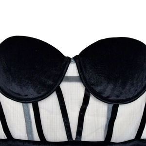 Détail du corset cœur en velours noir avec résille blanche et rayures à baleines