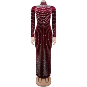 Dettaglio dell'abito in velluto bordeaux con eleganti decorazioni di perle e paillettes