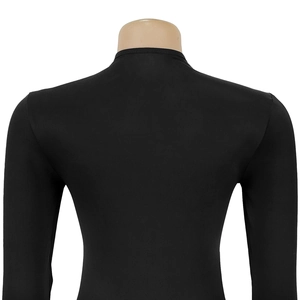 Détail du dos de la robe noire à col roulé ajustée avec une texture de tissu élastique