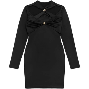Détail de la robe moulante noire à manches longues avec décolleté et boucles dorées