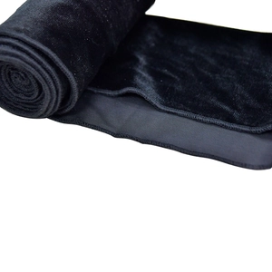 Vue macro d'un ruban en velours noir haut de gamme montrant la texture et le tissage