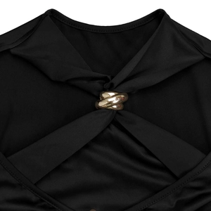 Détail du fermoir anneau doré et du nœud torsadé sur la robe noire à épaules dénudées
