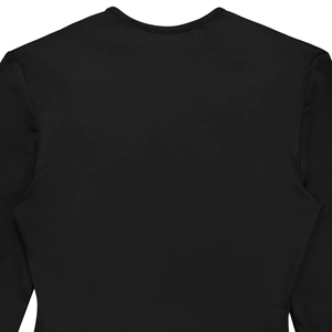 Gros plan sur la coupe lisse du dos et le tissu élégant de la robe noire à manches longues