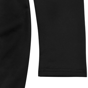 Gros plan de l'ourlet à double couture et du tissu en maille fine d'une robe noire