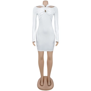 Détail de la robe moulante blanche à épaules dénudées avec découpe et anneaux
