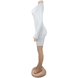 Vue détaillée du profil latéral montrant la silhouette de la robe moulante blanche