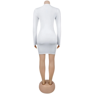 Vue arrière d'une robe mini moulante blanche à manches longues avec texture côtelée