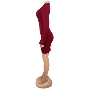 Vue latérale d'une mini robe bordeaux moulante montrant le tissu en maille souple