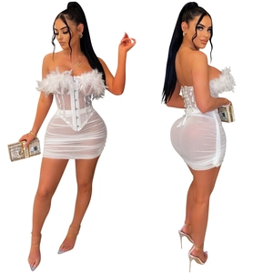 Dettaglio dell'abito a corsetto bianco con piume e rete in tulle arricciato