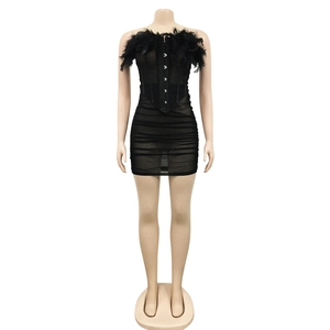 Dettaglio dell'abito tubino nero con scollo in piume e bottoni stile corsetto eleganti