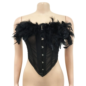 Dettaglio di un corsetto nero con bordo in piume tessuto a rete e chiusura busk in metallo argento