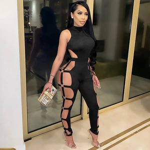 Sexy schwarzer ärmelloser Jumpsuit mit Ausschnitten, Metallringen und Rückenausschnitt