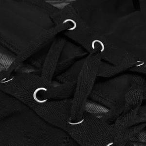Dettaglio degli occhielli metallici e laccatura su rete nera in stile punk