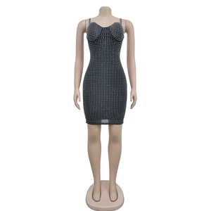 Detail eines schwarzen Bodycon-Kleides mit silbernen Strasssteinen und herzförmigem Ausschnitt