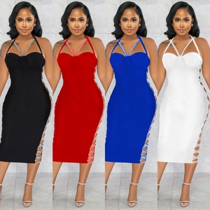Détail d'une robe midi sexy avec découpe latérale et lacets décorés de strass brillants