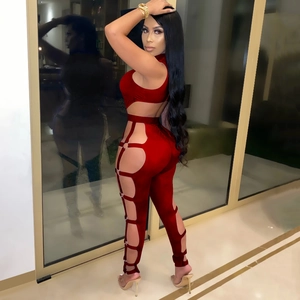 Detail eines dunkelroten Jumpsuits mit sexy Cut-outs und Metallring-Verbindungen