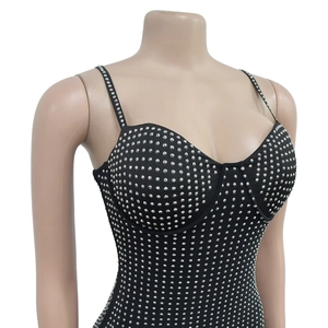 Detailaufnahme des schwarzen Mesh-Kleides mit glänzenden Strasssteinen und Herz-Ausschnitt