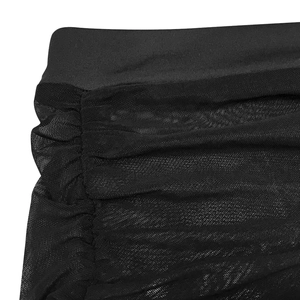 Dettaglio di gonna in mesh nero arricciato con elastico in vita e tessuto trasparente