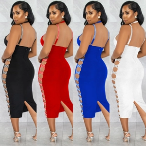 Robe midi sexy moulante avec bretelles strass et découpes, disponible en quatre couleurs