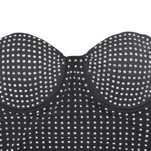 Detailansicht des schwarzen Netz-Bustierkleids mit silbernen Strasssteinen und Körbchen