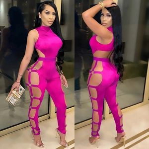 Jumpsuit in Pink mit seitlichen Ausschnitten und Metallringen, Vorder- und Rückansicht