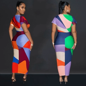 Abito lungo aderente con stampa geometrica colorata scollo a V e maniche corte