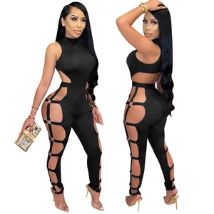 Detail des sexy schwarzen Jumpsuits mit Seitenausschnitten und silbernen Metallringen