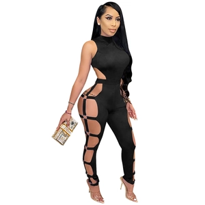 Detail eines schwarzen ärmellosen Jumpsuits mit Cut-outs und Metallring-Akzenten