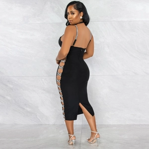 Détail de la taille découpée croisée et des bretelles en strass sur robe de soirée noire