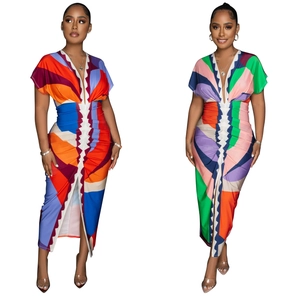Abito lungo da donna con scollo a V, spacco laterale e stampe geometriche colorate